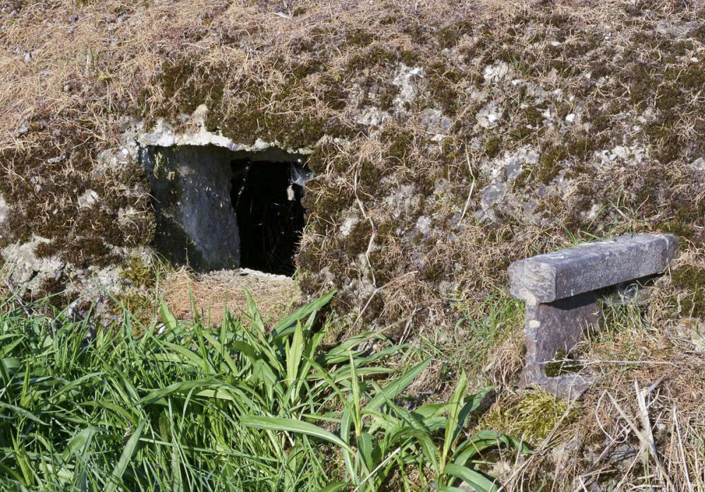Ligne Maginot - COUR D'ANGLETERRE 2 - (Blockhaus pour arme infanterie) - Noter le rail dépassant de la dalle