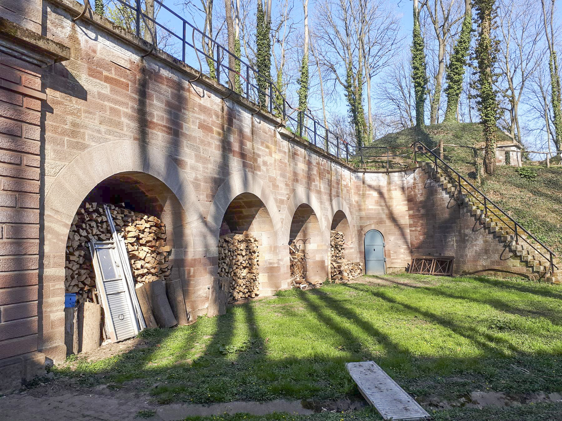 Ligne Maginot - FORT DUCROT - (PC de Secteur) - La cour droite laissée en l'état