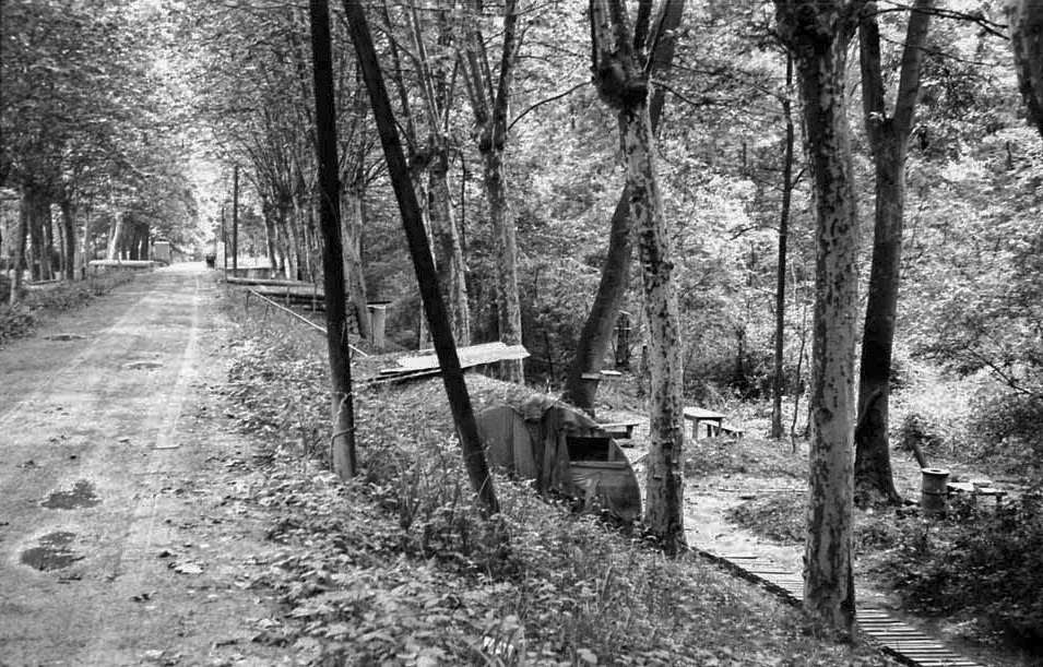 Ligne Maginot - HAUTE DIGUE 5 - (Blockhaus pour arme infanterie) - Le blockhaus et le barrage routier sont visibles à l'arriére plan de la photo - Inconnu