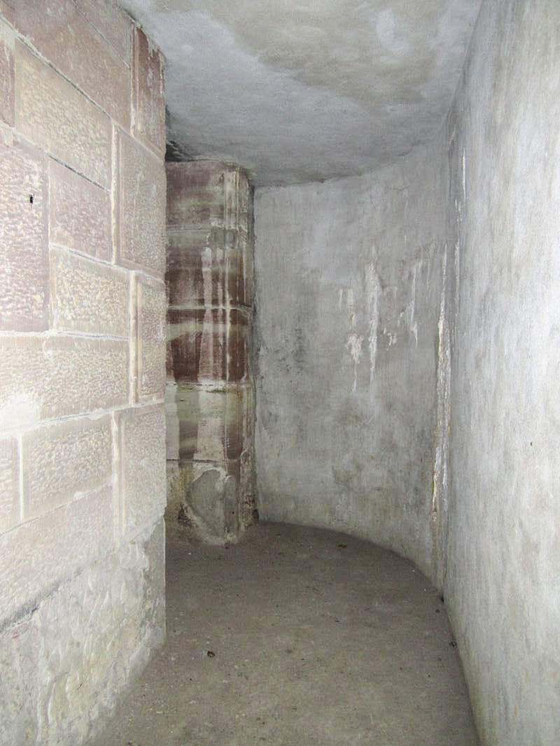 Ligne Maginot - I12 - (Abri) - L'entrée renforcée par un masque bétonnée