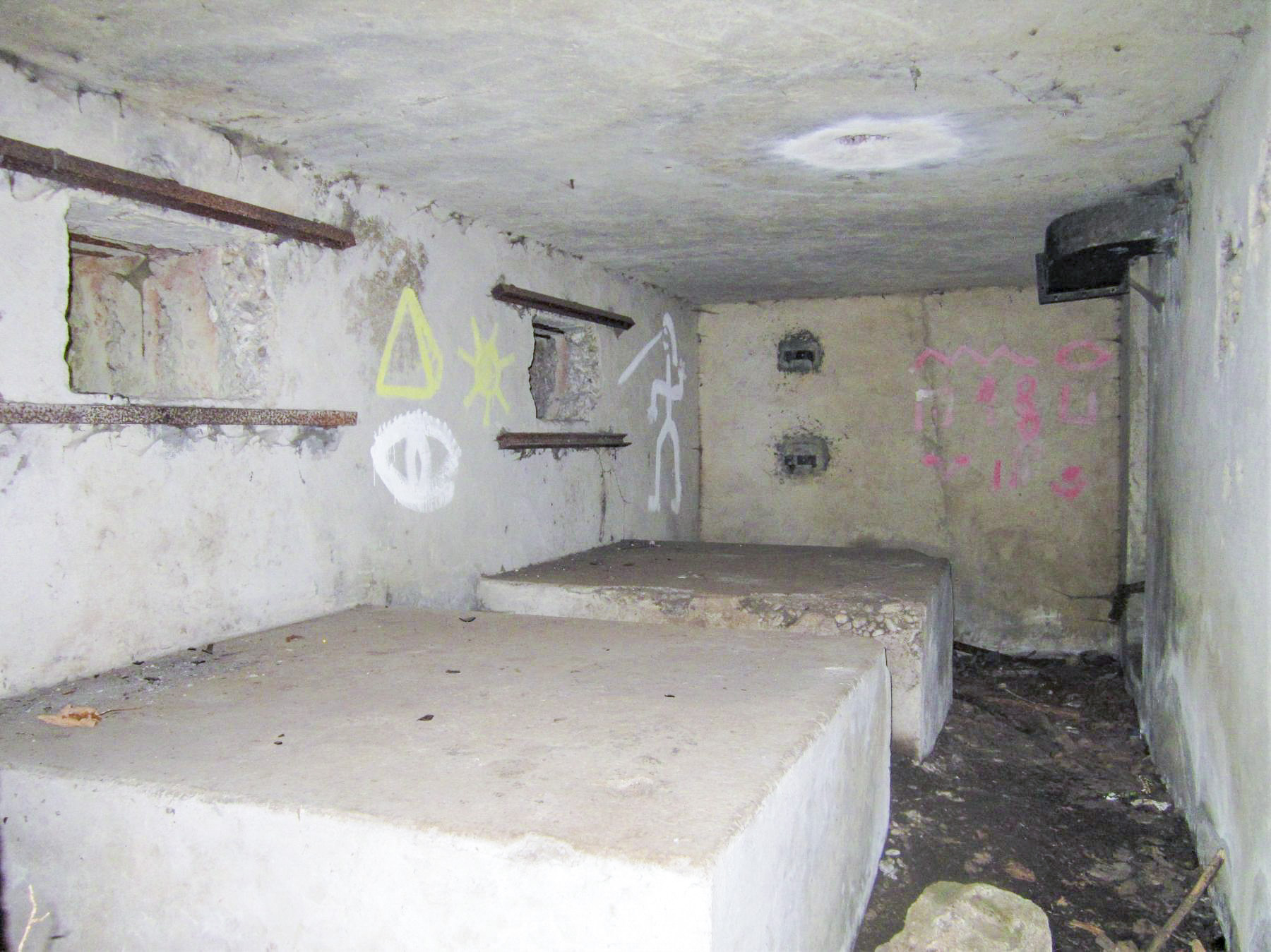 Ligne Maginot - OBERJAEGERHOFF - (Abri) - Créneaux et supports des mitrailleuses