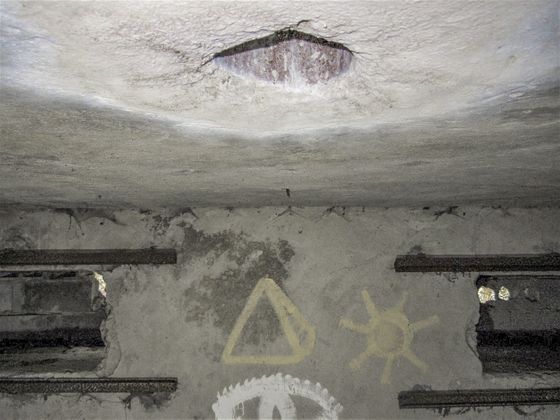 Ligne Maginot - OBERJAEGERHOFF - (Abri) - L'orifice périscopique entre les deux créneaux