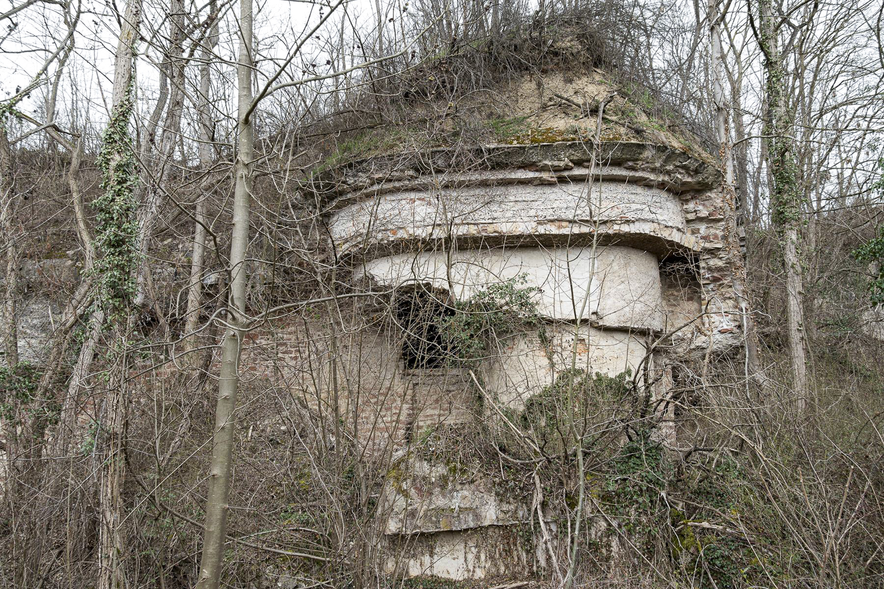 Ligne Maginot - FORT UHRICH (237°RI) - (PC) - Débouché d'infanterie à l'extrémité de l'aile gauche
L'arasement de l'escarpe du front de tête laisse apparaître les superstructures du casernement - David Palmer