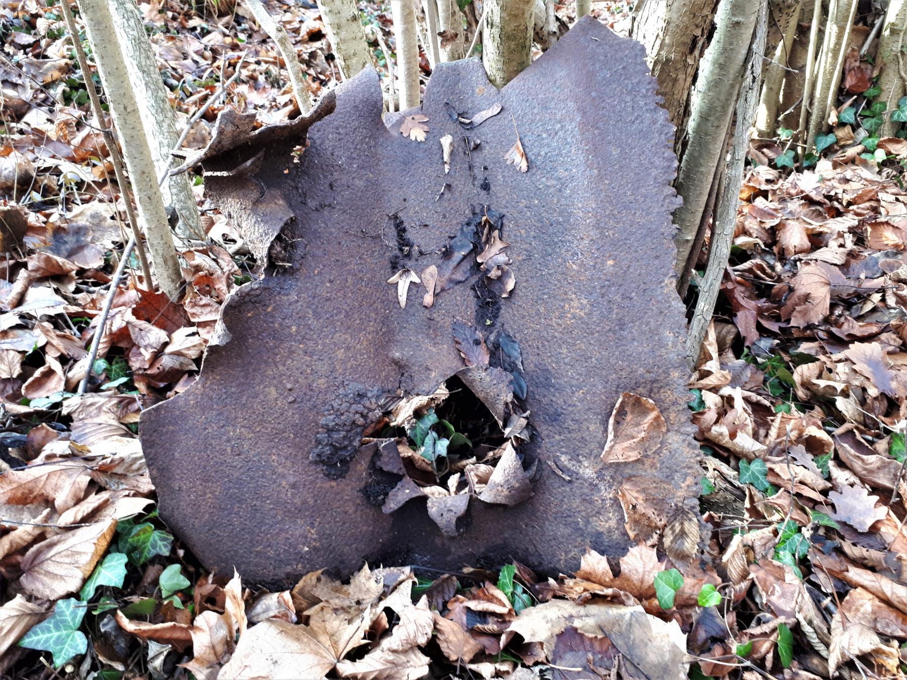 Ligne Maginot - UHRICH - HOCHE (1° BON 237° RI) - (PC de Sous-Quartier) - Tranchée sur le rempart Sud
Morceau de tôle métro