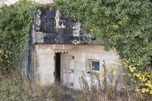Ligne Maginot - BRUNNWASSER OUEST - (Casemate d'infanterie - Simple) - Entrée des hommes, le créneau FM et le cartouche du Génie