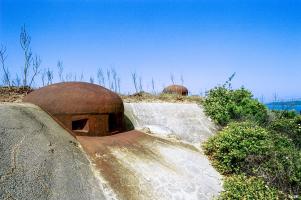 Ligne Maginot - CATARELLO - (Casemate d'infanterie - Simple) - La cloche JM (Jumelage de mitrailleuse) à l'avant plan et la cloche GFM à l’arrière plan.
Noter la grande différence entre la GFM qui émerge de la dalle et en fait une cible remarquable et la cloche JM peu facilement décelable