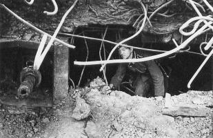 Ligne Maginot - WELSCHHOF - (Ouvrage d'infanterie) - Bloc 1
Le créneau du canon de 47mm de l'entrée de l'ouvrage après les combats