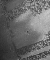 Ligne Maginot - I2 - (Chambre de coupure) - On aperçoit la trace de la chambre de coupure ainsi que celle des tranchées de câbles.