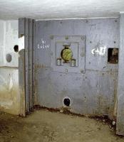 Ligne Maginot - O21 - CAMPAOST - (Casemate d'infanterie - Simple) - Niche blindée et embrasure de la mitrailleuse vues de l'intérieur.