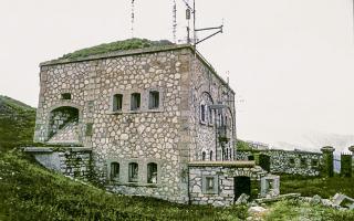 Ligne Maginot - GONDRAN D - (Ouvrage d'infanterie) - Une coté de la redoute D
Les restes du mur de protection de l'entrée sont encore visibles