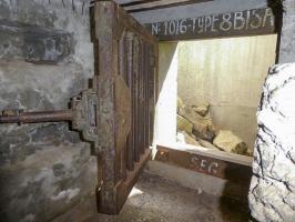 Ligne Maginot - PLAN CAVAL (PCV) - (Ouvrage d'artillerie) - Bloc 4
Sortie de secours
Noter la présence encore de nos jours du n° d'ordre SEMG (1016) et de la référence (8bis A) de la grille défensive.