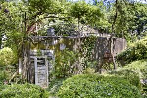 Ligne Maginot - B451 - ECLUSE 64 SUD - (Blockhaus pour arme infanterie) - Coté sud
L'entrée de droite à toujours sa porte, celle de gauche (masquée par des volets) ne l'a plus.