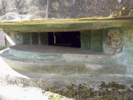 Ligne Maginot - ILLHAEUSERN 1 - (Blockhaus pour arme infanterie) - Créneau sud avec reste de belle couleur