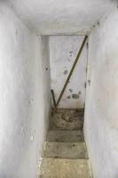 Ligne Maginot - BOIS DE DESSENHEIM SUD 3 - (Blockhaus pour arme infanterie) - Second escalier de gauche menant à l'ancien abri allemand (WW1). Au fond à droite l'entrée de la pièce.