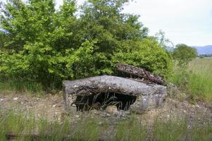 Ligne Maginot - BANTZENHEIM EST - (Blockhaus pour arme infanterie) - Blockhaus se situant la long de la ligne de chemin de fer Bantzenheim - Neuf-Brisach, comportant deux créneaux de tir. Il a été comblé. Seul reste visible la coupole bétonnée et les creneaux