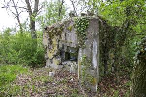 Ligne Maginot - G44 - (Blockhaus pour arme infanterie) - Sur la photo les restes du mur sud avec son créneau