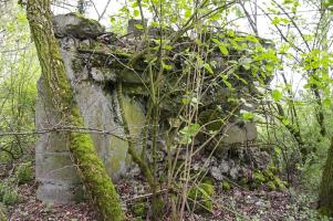 Ligne Maginot - G44 - (Blockhaus pour arme infanterie) - Sur la photo les restes du mur nord avec son créneau.