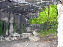 Ligne Maginot - PA CARREFOUR 222.2 OUEST - (Blockhaus pour canon) - Vue vers l'avant. 
Le créneau pour le canon est partiellement en place. Le reste de la façade est explosé.
