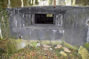 Ligne Maginot - 76 - HARDT SUD - (Casemate d'infanterie - Double) - Créneau du canon de 47 coté Sud-Ouest avec la fosse à douilles