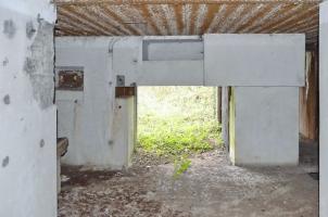 Ligne Maginot - 76 - HARDT SUD - (Casemate d'infanterie - Double) - Entrée des munitions.
À gauche le créneau FM et l'arrivée des câbles.