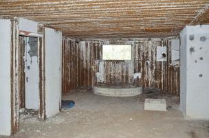 Ligne Maginot - 76 - HARDT SUD - (Casemate d'infanterie - Double) - Chambre de tir Sud-Ouest pour canon de 47. Au mur et au sol on remarque les supports pour canon AC de 25. 