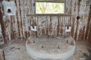 Ligne Maginot - 76 - HARDT SUD - (Casemate d'infanterie - Double) - Chambre de tir Nord-est pour canon de 47. Au mur et au sol on remarque les supports pour canon AC de 25. 