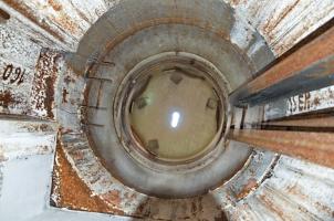 Ligne Maginot - 76 - HARDT SUD - (Casemate d'infanterie - Double) - Cloche GFM avec son rail de montée. Sur les plaques de protection intérieures, deux inscriptions, l'une 160, et la seconde SSER.
