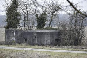 Ligne Maginot - BRIGGMATTEN EST - (Blockhaus pour canon) - Coté ouest - vers le canal
On distingue à gauche l'observatoire