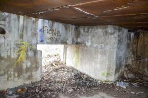 Ligne Maginot - BRIGGMATTEN SUD - (Blockhaus pour canon) - Vue intérieure sur l'entrée du matériel.
A gauche la goulotte lance grenades