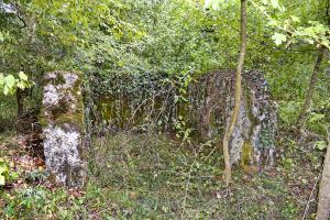 Ligne Maginot - KEMBS - (Camp de sureté) - Construction ouverte sur l'ouest. Elle pouvait abriter une arme d'infanterie dirigée vers l'est.