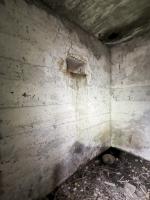 Ligne Maginot - KEMBS LOECHLE 8 - (Blockhaus pour arme infanterie) - Le créneau à gauche de l'entrée, orienté vers Kembs. 