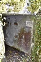 Ligne Maginot - PA DU CARREFOUR 243-4 - (Cuve pour arme d'infanterie) - L'entrée, la porte est en retrait de l’aplomb du mur. Charnières sont visibles à droite