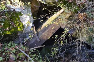 Ligne Maginot - PA PETIT-LANDAU 1 - (Blockhaus pour arme infanterie) - Gros plan sur le créneau de tir. La plaque de protection du plafond de la chambre de tir est bien visible.