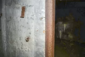 Ligne Maginot - 7 - (Central téléphonique isolé) - Le local abritant le central
Les fixations de l'interrupteur pour l'éclairage à l'entrée du local