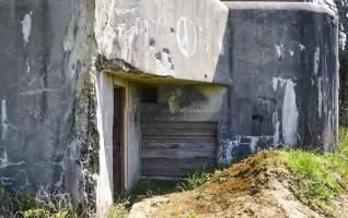 Ligne Maginot - 88 - STETTEN - (Casemate d'infanterie - Double) - Vue sur les entrées situées cotée Sud-ouest, à gauche celle des homme et en face celle du matériel