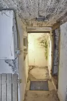 Ligne Maginot - 90 - HELFRANTZKIRCH NORD OUEST - (Casemate d'infanterie - double) - L'entrée des hommes, à droite les latrines, à gauche un créneau défense rapproché et au centre la fosse.