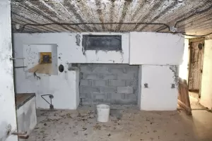 Ligne Maginot - 90 - HELFRANTZKIRCH NORD OUEST - (Casemate d'infanterie - double) - L'entrée du matériel, au dessus l'aération, à droite celle des hommes et à gauche le créneau de défense rapproché 