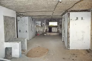 Ligne Maginot - 90 - HELFRANTZKIRCH NORD OUEST - (Casemate d'infanterie - double) -  Chambre de tir canon nord est, au premier plan le puits de captage d'eau et à droite l'accès à la cloche GFM