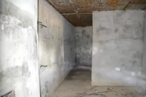 Ligne Maginot - BETTLACH OUEST 2 - (Blockhaus pour arme infanterie) - Chambre de tir mitrailleuse photographiée a travers le créneau de la porte d'entrée