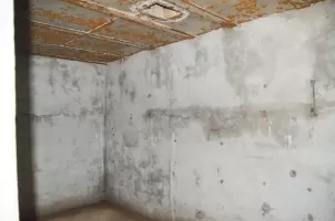 Ligne Maginot - BETTLACH OUEST 2 - (Blockhaus pour arme infanterie) - Chambre de tir FM photographiée a travers le créneau de tir