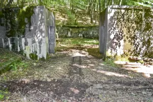 Ligne Maginot - BREITENHAG (BATTERIE DE) - (Position d'artillerie préparée) - Cuve ouest
Niches à munitions et voie de 40 cm.
La plaque tournante  au croisement de la voie à disparu