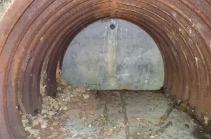 Ligne Maginot - BREITENHAG (BATTERIE DE) - (Position d'artillerie préparée) - Magasin à munitions
Intérieur du magasin fait en tôle 'métro'. On  distingue la voie de 40 qui va jusqu'au fond.