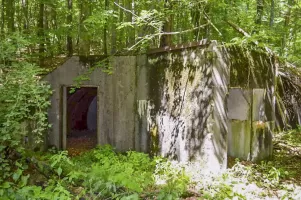 Ligne Maginot - BREITENHAG (BATTERIE DE) - (Position d'artillerie préparée) - Cuve Est
Vue du magasin à munitions à gauche de l'encuvement et des niches à munitions de part et d'autre de l'accés