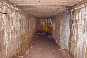 Ligne Maginot - BREITENHAG (BATTERIE DE) - (Position d'artillerie préparée) - PC de batterie
Vue de la salle en direction de l'entrée droite. Au plafond on aperçoit un isolateur en bois et des crochets pour soutenir des conduites ou câbles. A droite vers la porte d'entrée le créneau de tir FM.