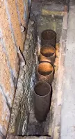 Ligne Maginot - BREITENHAG (BATTERIE DE) - (Position d'artillerie préparée) - PC de batterie
Les quatre tubes en acier d'arrivée de câbles téléphoniques.