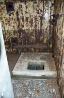 Ligne Maginot - EICHWALD (BATTERIE DE L') - (Position d'artillerie préparée) - PC batterie 3 et 4
Puits intérieur, ouverture au premier plan et emplacement de la pompe derrière. Ce puits n'existe pas dans l'autre PC. A gauche le râtelier aux armes.