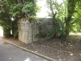 Ligne Maginot - HOPITAL - (Blockhaus pour arme infanterie) - Abri se trouvant dans la cour de l'hôpital de Sierentz.
Pas d'entrée visible mais une ouverture ou créneau sur chaque face. On ne peut y pénétrer, car il est utilisé par les jardiniers de l'hôpital pour y  mettre les feuilles en automne.
