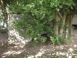 Ligne Maginot - HOPITAL - (Blockhaus pour arme infanterie) - Ouverture ou créneau bien visible. Elle est fermée par une plaque de blindage avec volet à glissière. 