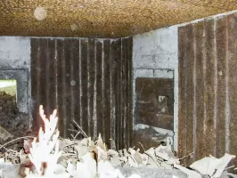 Ligne Maginot - HOPITAL - (Blockhaus pour arme infanterie) - Vue intérieure des ouvertures Ouest et Sud. A droite l'ouverture ouest avec sa plaque de blindage et son volet. Au fond vue partielle de l'ouverture sud, sans blindage ni volet. Le toit est en plaque de fer et les coté recouvert de tôles ondulées