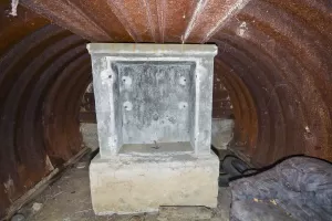 Ligne Maginot - JETTINGEN - (Chambre de coupure) - Le massif dans la chambre de coupure
Le massif bétonné comportait sur l’avant un carter étanche pour central téléphonique a 16 directions ainsi qu’un boîtier de protection pour 6 lignes de campagne